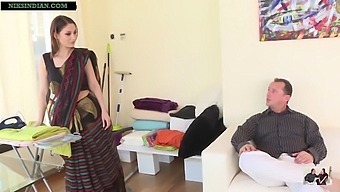 প্রবৃদ্ধ গৃহবধূর শাড়ি তার প্যান্টি খুলে দিয়ে হার্ড চুদতে পারে।