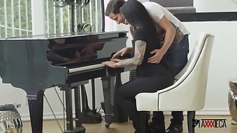 Jack Escobar, En Mexikansk Pianoinstruktör, Förför Och Har Ett Imponerande Sexuellt Möte Med Katrina Jade.
