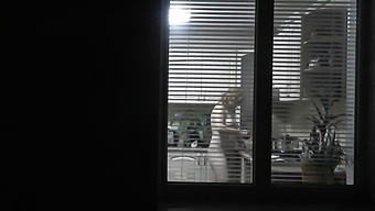 Un Vicino Voyeuristico Cattura I Momenti Intimi Del Suo Vicino In Cucina.