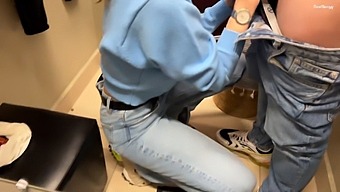 피팅 룸에서 진짜 크림파이: 청바지를 입으면서 채워지는 모습을 보세요