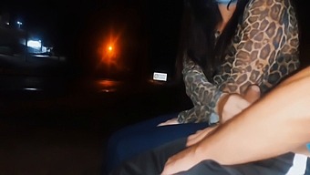 Jag Tar En Chansning Genom Att Blotta Mina Könsorgan För Denna Kvinna Som Väntar På Bussen... Vad Blir Hennes Svar?