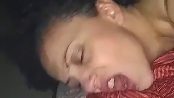 混沌とした欲情的なオーラルセックスのアクション。ディスプレイ