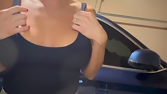 Grannens Milf Förför Och Ger En Ansiktsbehandling I En Kopp I Denna Korta Video.