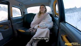 Beau Modèle De Lingerie Obtient Un Trajet Dur Et Rapide Du Chauffeur De Taxi.