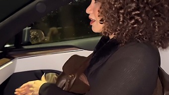 Jeune Femme Veut Baiser Et Son Mari, Un Cocu, Amène Un Inconnu Pour Elle Dans La Voiture.
